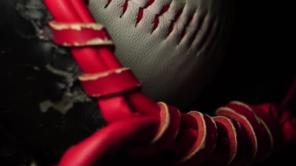 Hareket Eden Işığı Olan Bir Beyzbol Topu Ekipman — Stok video