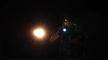 Geceleri elinde silah tutan bir polis memuru. Anti-terörizm görev konsepti 