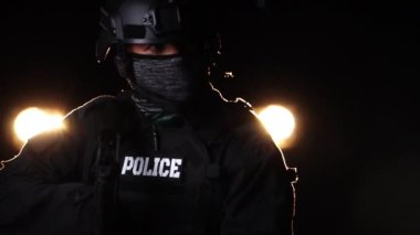 Geceleri elinde silah tutan bir polis memuru. Anti-terörizm görev konsepti 