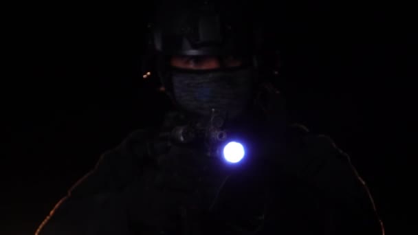 Oficial Policía Sosteniendo Arma Por Noche Concepto Misión Antiterrorista — Vídeo de stock