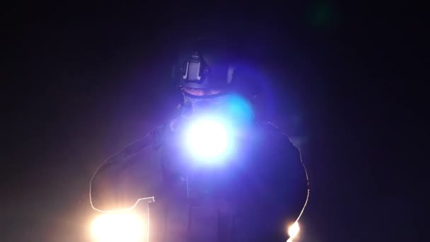 Policjant Trzymający Broń Nocy Koncepcja Misji Antyterrorystycznej — Wideo stockowe