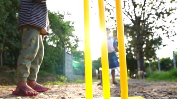 Азійські Діти Грають Крикет Надворі — стокове відео