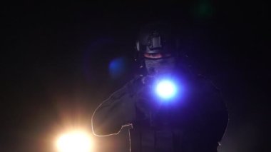 Geceleri elinde silah tutan bir polis memuru. Anti-terörizm görev konsepti 