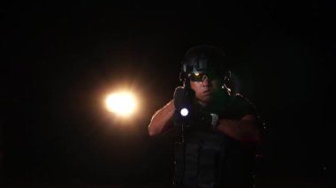 Geceleri elinde silah tutan bir polis memuru. Anti-terörizm görev konsepti 