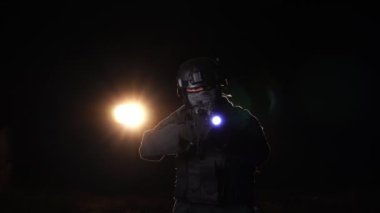 Geceleri elinde silah tutan bir polis memuru. Anti-terörizm görev konsepti 