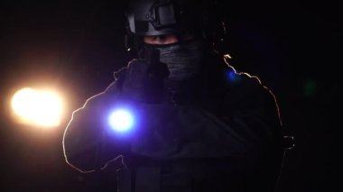 Geceleri elinde silah tutan bir polis memuru. Anti-terörizm görev konsepti 