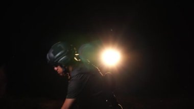 Geceleri elinde silah tutan bir polis memuru. Anti-terörizm görev konsepti 