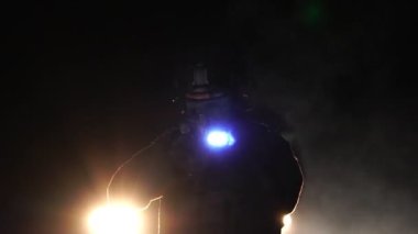 Geceleri elinde silah tutan bir polis memuru. Anti-terörizm görev konsepti 