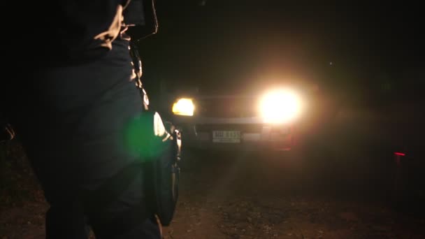 兵士たちは銃で黒服を着た 夜のテロ対策ミッション — ストック動画