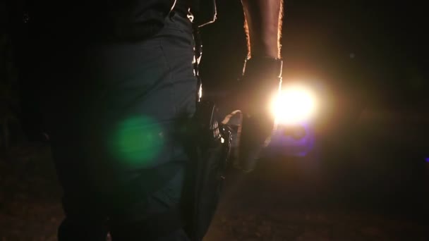 Soldado Vestido Negro Con Pistola Misión Antiterrorista Por Noche — Vídeo de stock