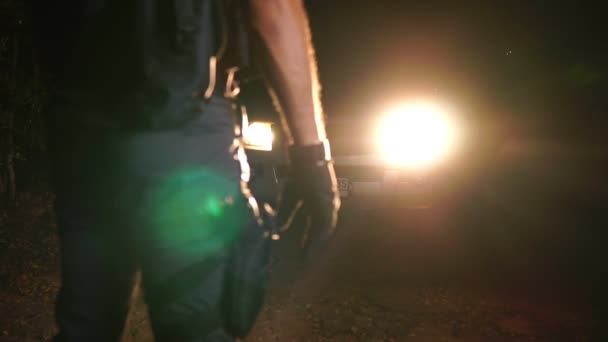 Soldado Vestido Negro Con Pistola Misión Antiterrorista Por Noche — Vídeo de stock