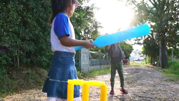 Asiatiska Barn Spelar Cricket Utomhus — Stockvideo