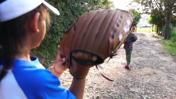 孩子们打棒球的镜头慢动作 — 图库视频影像