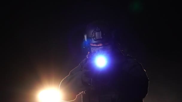 Polícia Com Uma Arma Noite Conceito Missão Antiterrorismo — Vídeo de Stock