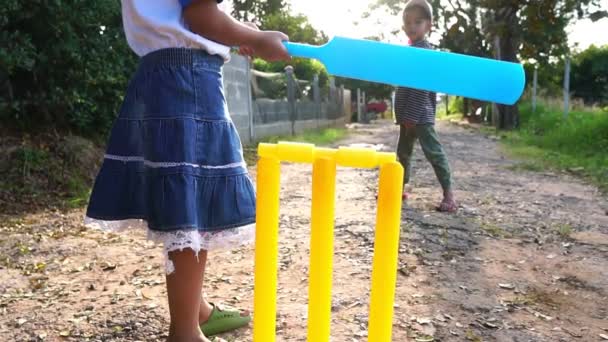 Asyalı Çocuklar Dışarıda Kriket Oynuyorlar — Stok video