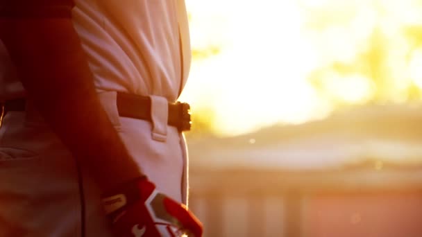 Záběry Zpomalený Pohyb Baseballového Hráče Rukavicí Míčkem Při Západu Slunce — Stock video