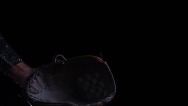 带手套的棒球手在黑色背景下的慢动作镜头 接住球 — 图库视频影像