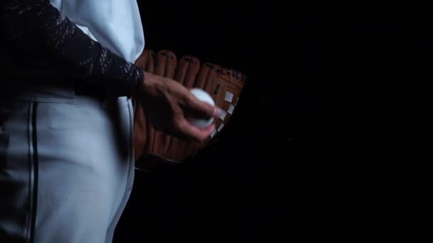 带着手套和黑色背景的球的棒球手慢动作镜头 准备抛球 — 图库视频影像