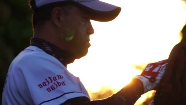 Materiał Zwolniony Ruch Baseballisty Rękawicą Piłką Zachodzie Słońca Rzuca Piłkę — Wideo stockowe