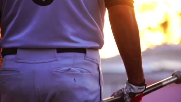 Filmato Rallentatore Del Giocatore Baseball Con Guanto Palla Tramonto Andando — Video Stock