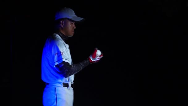 Materiał Wolny Ruch Baseballisty Rękawicą Piłką Czarnym Tle Będzie Rzucać — Wideo stockowe