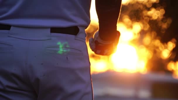 Filmagens Câmera Lenta Jogador Beisebol Com Luva Bola Pôr Sol — Vídeo de Stock