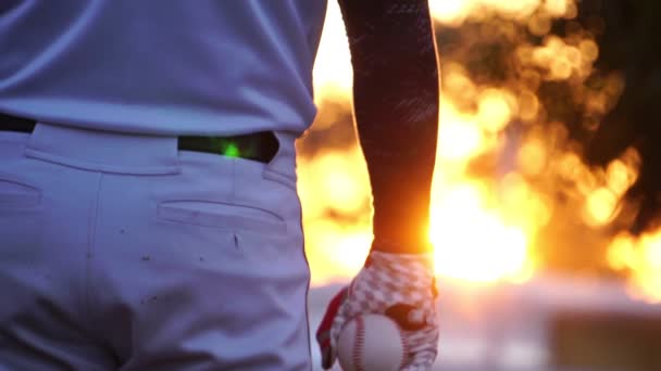 日没時にはグローブとボールで野球選手の動きが遅くなりボールを投げます — ストック動画