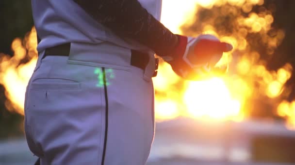 Film Slow Motion Baseball Spelaren Med Handsken Och Bollen Vid — Stockvideo