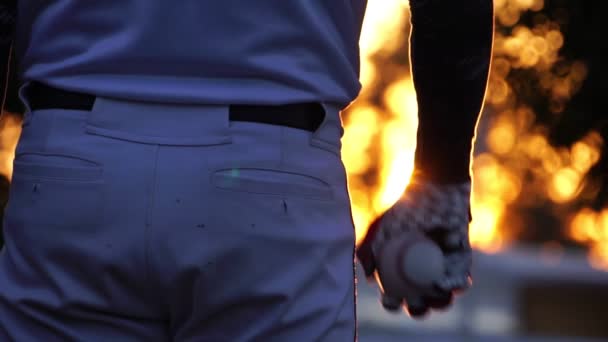 拍摄棒球手在日落时带着手套和球慢动作的镜头 准备抛球 — 图库视频影像