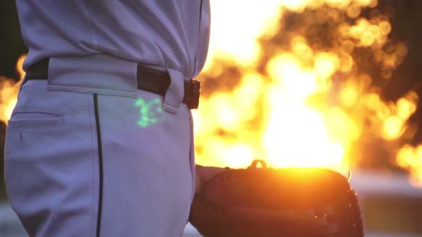 Gün Batımında Beyzbol Eldiveni Topla Beyzbol Oyuncusunun Yavaş Çekimleri Topu — Stok video