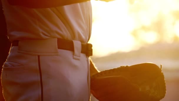 Кадри Повільний Рух Бейсболіста Рукавичкою Ячем Заході Сонця Збирається Кинути — стокове відео