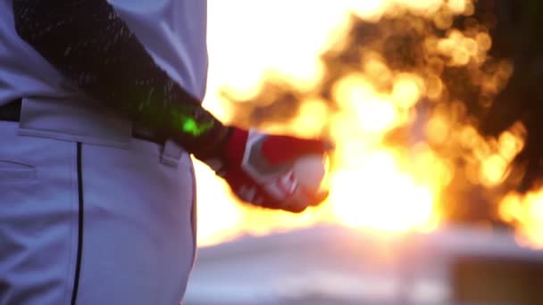 Rekaman Gerakan Lambat Dari Pemain Bisbol Dengan Sarung Tangan Dan — Stok Video