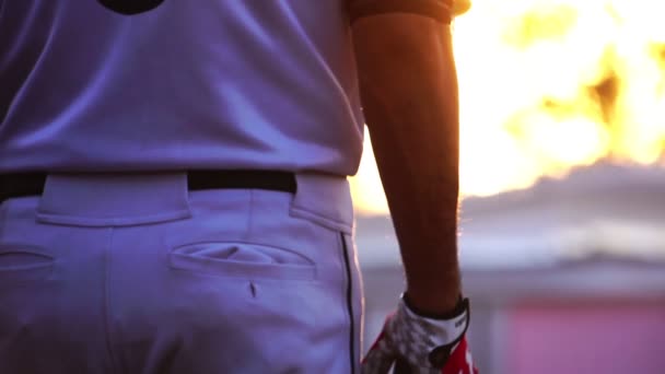 Séquences Ralenti Joueur Baseball Avec Gant Balle Coucher Soleil Lancer — Video