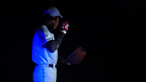 带着手套和黑色背景的球的棒球手慢动作镜头 准备抛球 — 图库视频影像