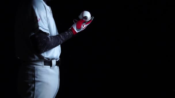黒を背景にグローブとボールで野球選手のスローモーションを撮影しボールを投げます — ストック動画