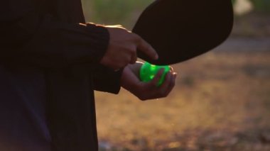 Kamera Yavaş Hareketi: Pickleball oyuncusu ve ekipman