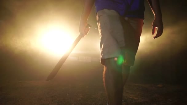 Ένας Άντρας Περπατάει Νύχτα Κρατώντας Ένα Όπλο — Αρχείο Βίντεο