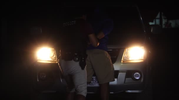Rendőrtiszt Megbilincseli Autótolvajt Éjszaka — Stock videók