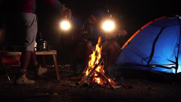 Two Male Friends Playing Ukulele Campfire Forest Night Traveling Recreation — Vídeos de Stock