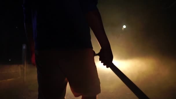 Geceleri Elinde Silahla Dolaşan Bir Adam — Stok video