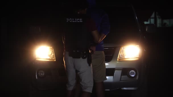 Polis Memuru Gece Araba Hırsızını Kelepçeledi — Stok video