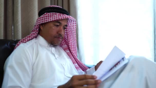 Щасливий Середній Східний Бізнесмен Працює Дому — стокове відео