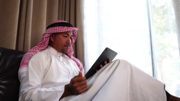 Ευτυχισμένος Επιχειρηματίας Της Μέσης Ανατολής Που Εργάζεται Από Σπίτι — Αρχείο Βίντεο
