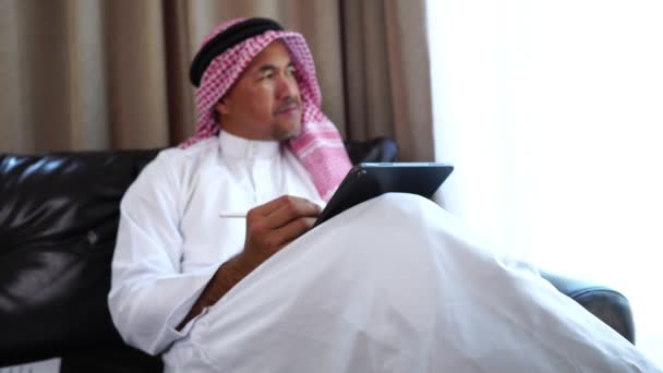 Ευτυχισμένος Επιχειρηματίας Της Μέσης Ανατολής Που Εργάζεται Από Σπίτι — Αρχείο Βίντεο