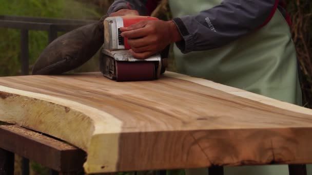 Male Carpenter Using Electric Woodworking Tool Work Outdoors — Vídeo de stock