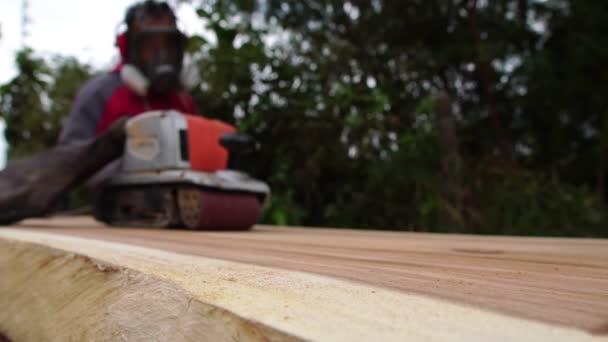 男性大工は屋外で働くために電動木工ツールを使用しています — ストック動画
