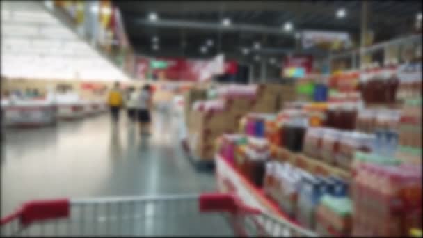 Sudut Pandang Perbelanjaan Bergerak Melalui Lorong Supermarket — Stok Video