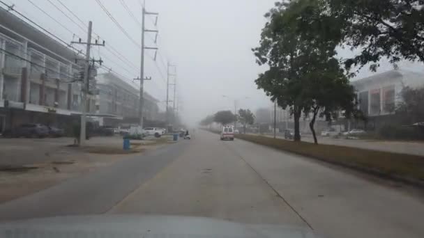 Автомобіль Рухається Дорозі Туманний День Вид Через Вітрове Скло Автомобіля — стокове відео