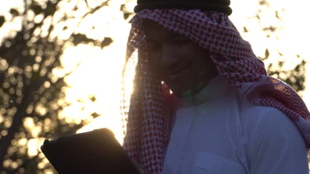 Арабський Бізнесмен Одягнений Національне Вбрання Допомогою Технології Планшетів Заході Сонця — стокове відео