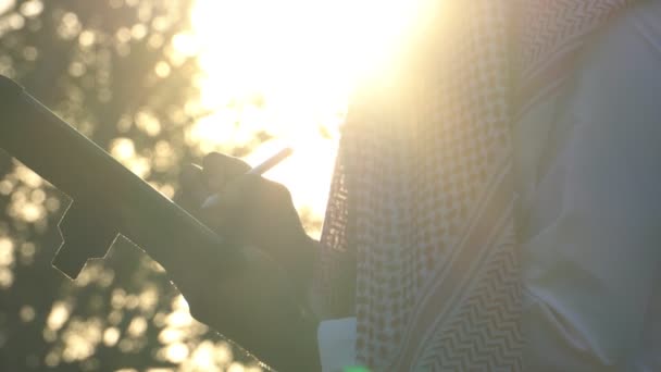 Arab Businessman Wearing National Dress Using Tablet Technology Sunset — 图库视频影像